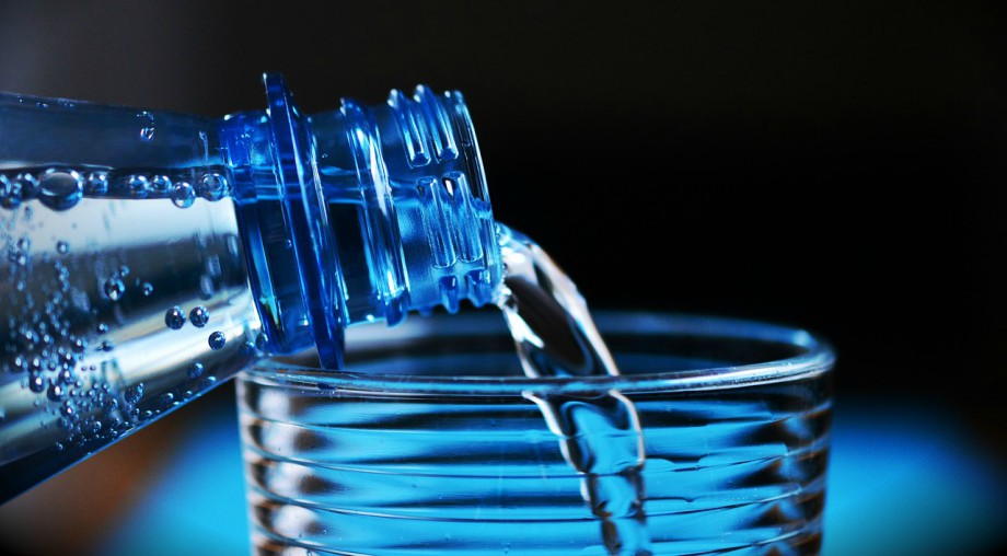 cuántos litros de agua hay que beber al día